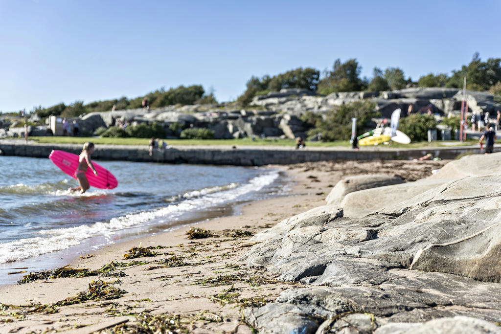 Vid Fiskebäcksbadet finns det både sandstrand och möjlighet att bada vid klipporna.