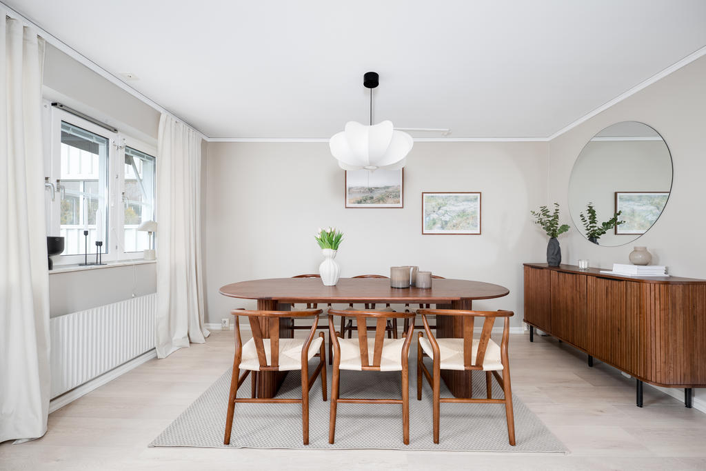 Vardagsrum med braskamin och utgång till uteplats 