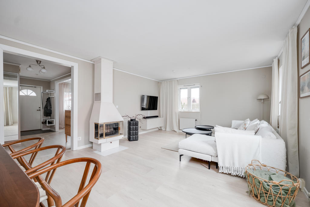 Vardagsrum med braskamin och utgång till uteplats 