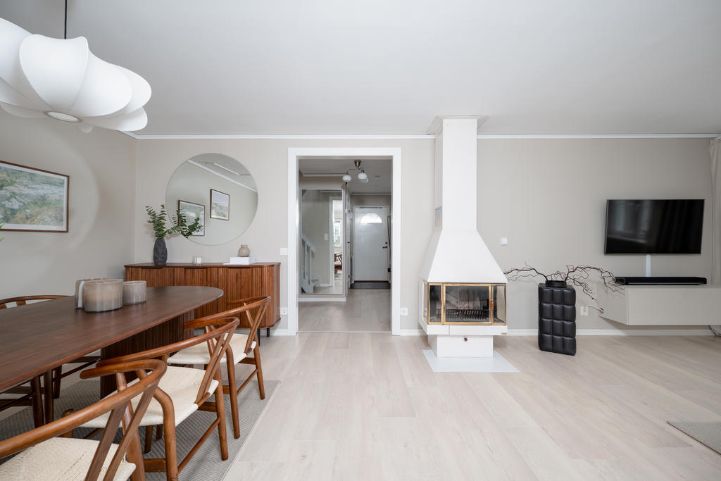 Vardagsrum med braskamin och utgång till uteplats 