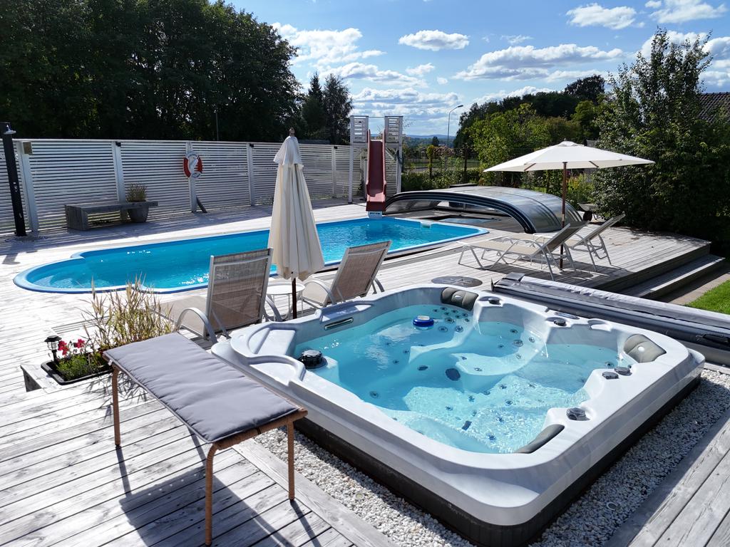 Helt fantastiskt poolområde med både pool och spabad