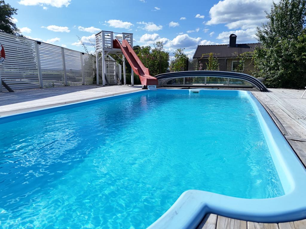 Glasfiberpool med rutchkana.