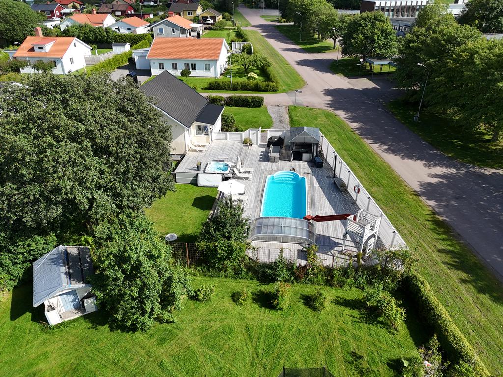 Närhet till skola, bandyplan, löparspår och mycket annat i underbara Romme. 