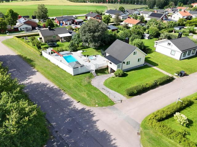 Trevlig villaområde men ändå närhet till öppna fält och åkrar. 