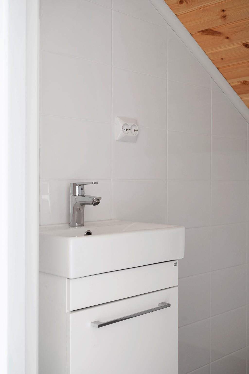 Toalett övre plan med handfat och wc.