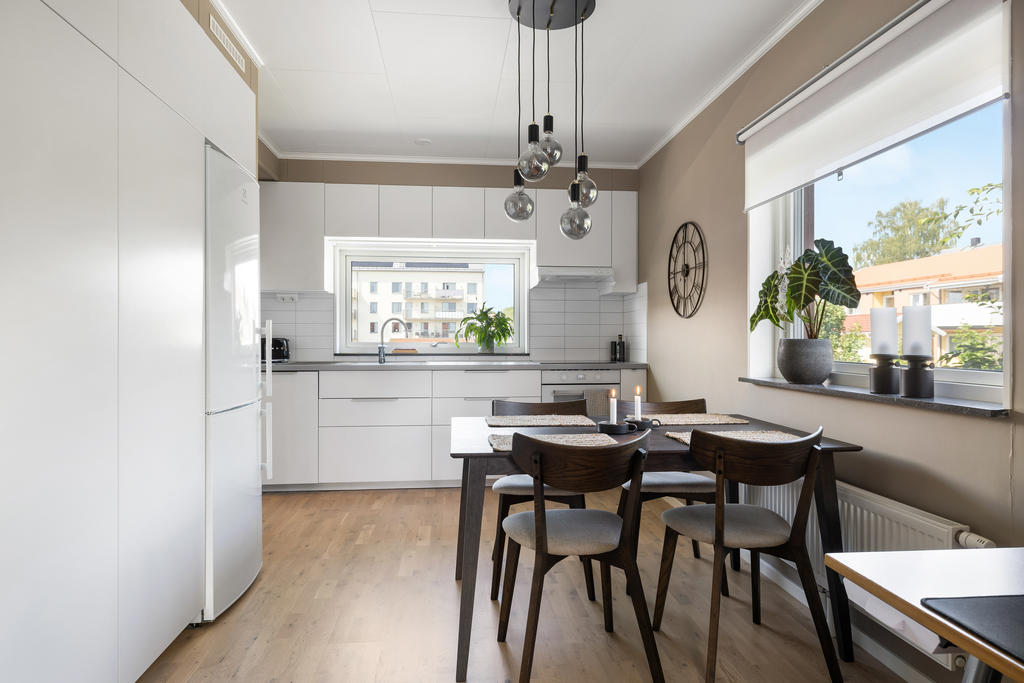Kök med fönster i två väderstreck