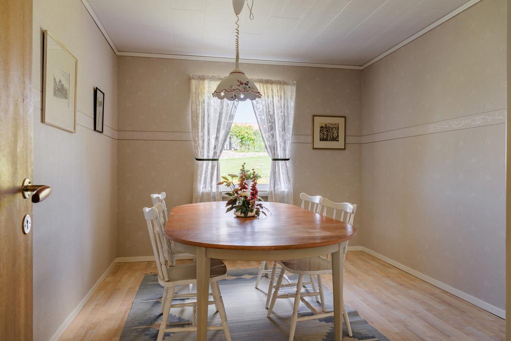 Matrum som med fördel även kan användas som ett tredje sovrum i entréplanet