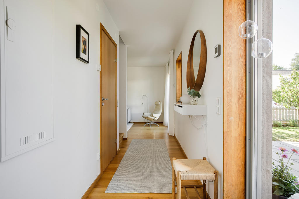 Vy från hallen mot vardagsrummet 