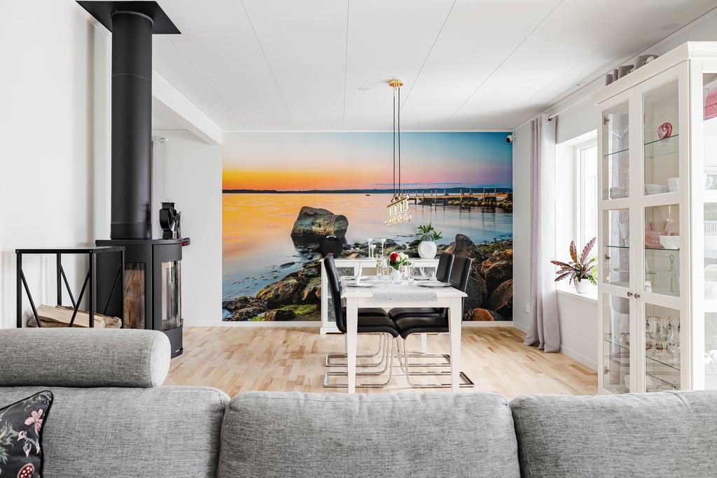 Vardagsrum med matplats och eldstad