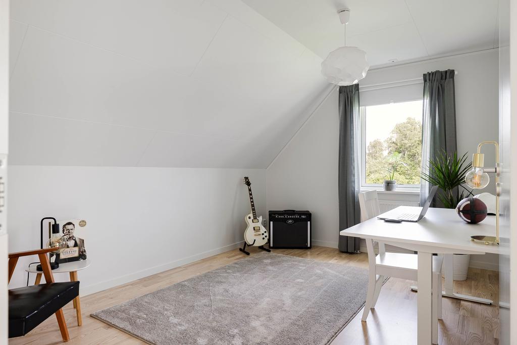 Större Sovrum övre plan med klädkammare