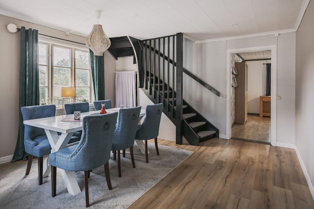 Matsal med trappa upp till övre plan