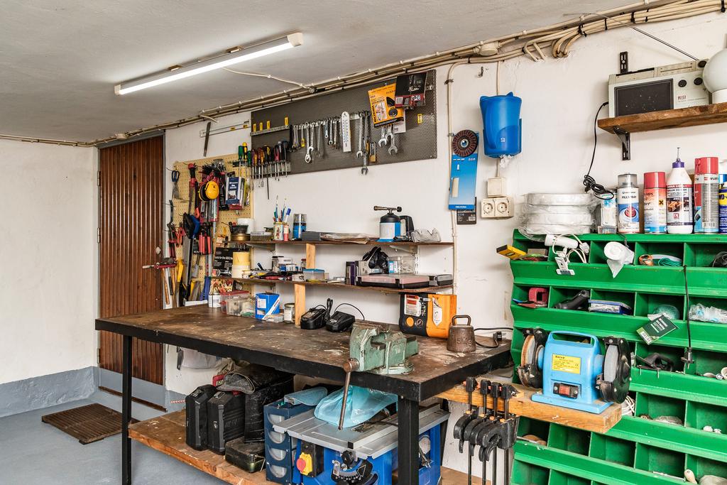 Det tidigare garaget är idag ett utmärkt hobbyrum och förvaringsutrymme
