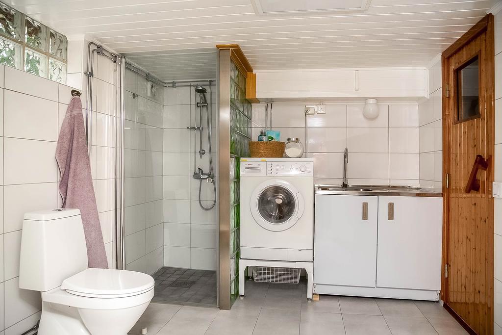 Helkaklad dusch/wc/bastu/tvätt i källarplan