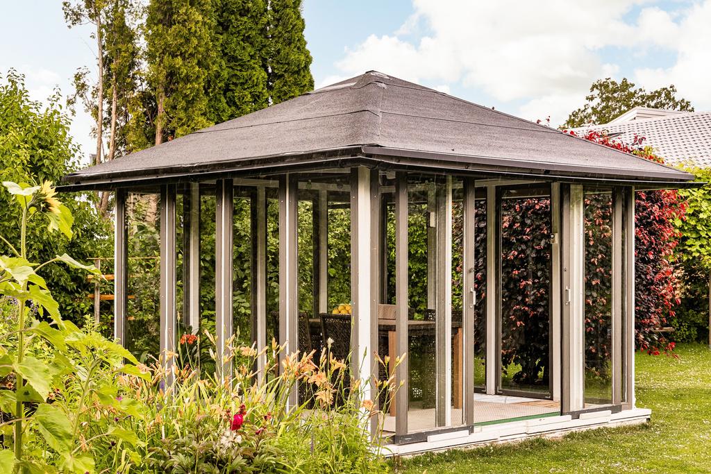 Inglasad pergola på ca 3x3 meter. Indragen el. 
 