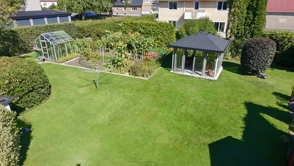 Inglasad pergola, odlingsland och växthus