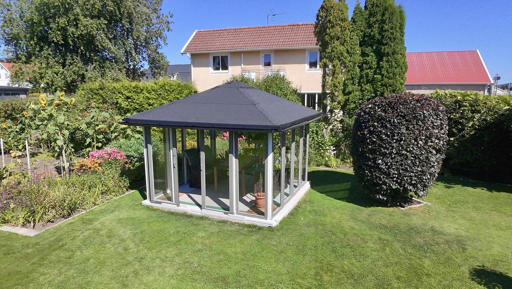 Inglasad pergola på ca 3x3 meter. Indragen el. 