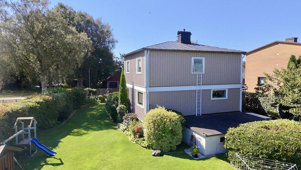 Grönskande gräsmatta där barn kan springa fritt!