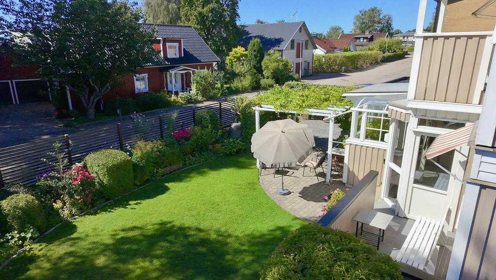 Skön utemiljö på husets framsida mot sydväst