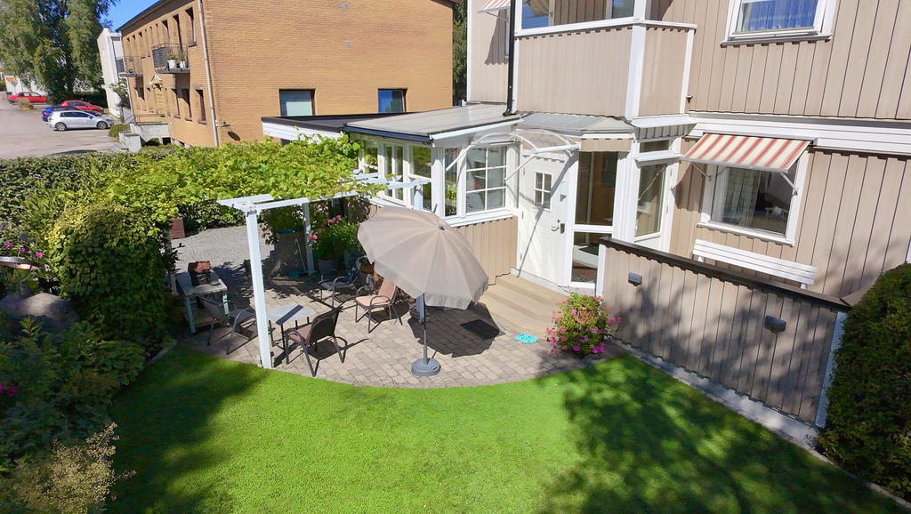 Skön utemiljö på husets framsida mot sydväst