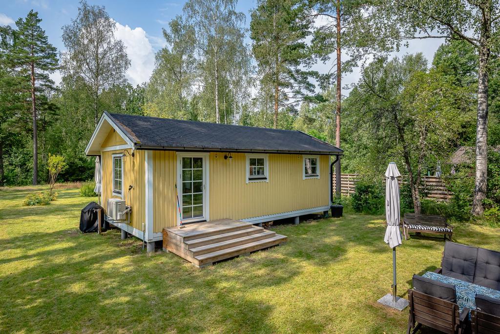 Husets baksida med utgång till trädgården