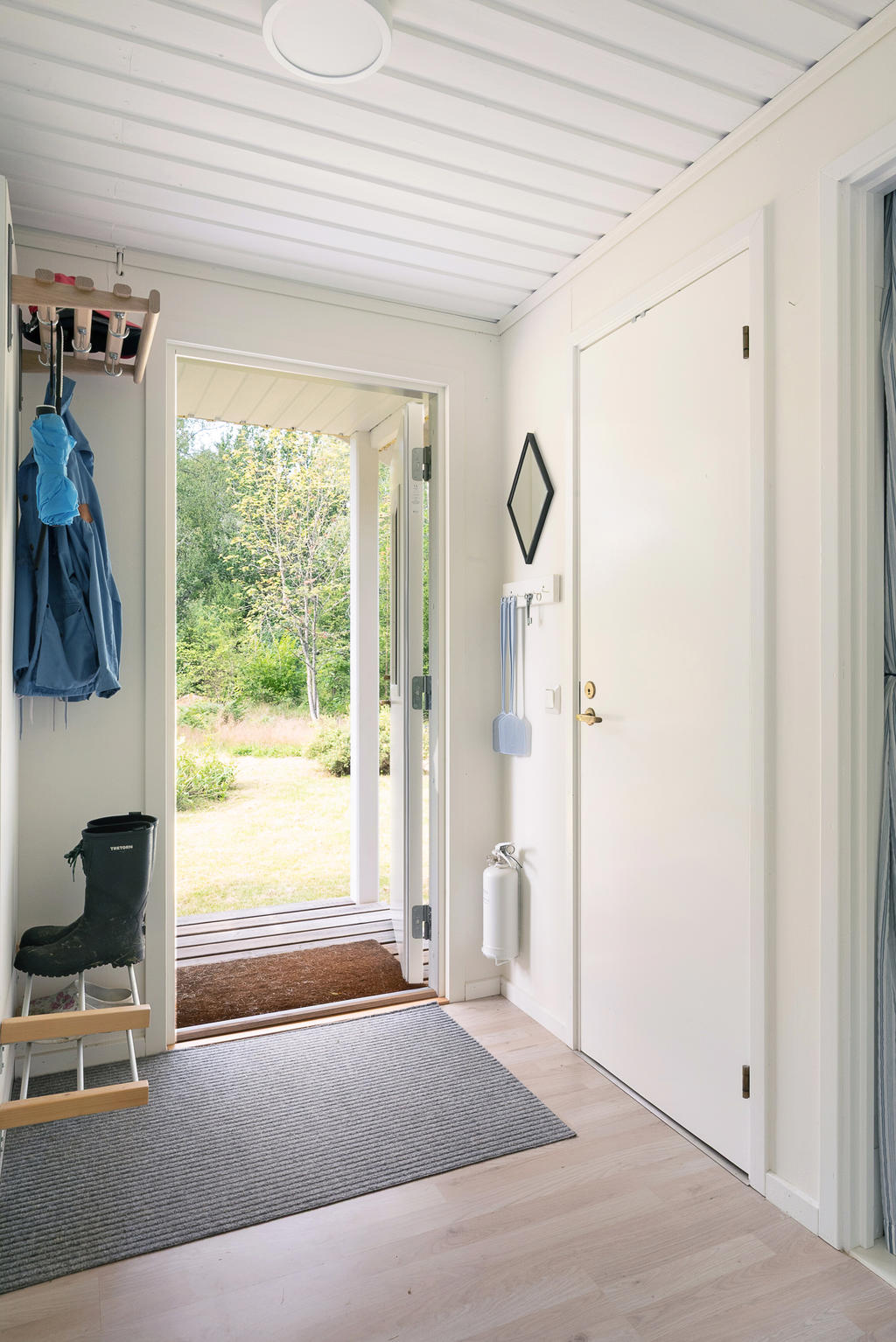 Hall med dörr till duschrum till höger