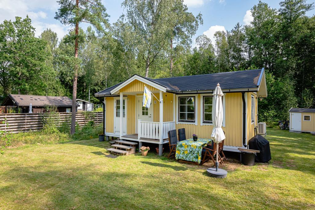 Uteplats i gräset även på husets framsida