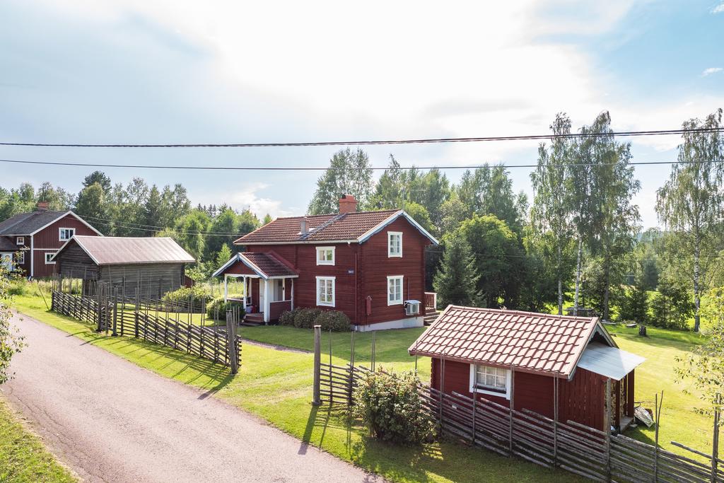 Gården är omsorgsfullt inramad av gärdesgård och omgiven av lummig natur.