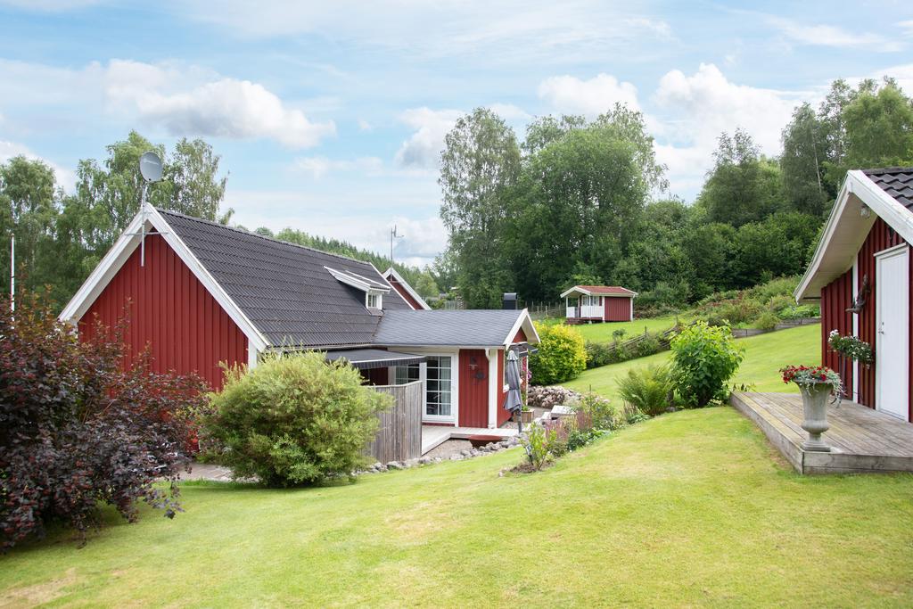 Husets baksida.
