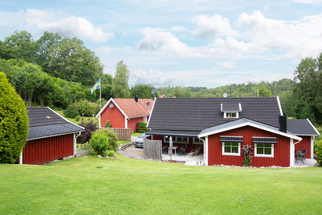 Stor härlig gräsmatta på baksidan. Altanen är skyddad och här kan man sitta ute fina sommarkvällar.