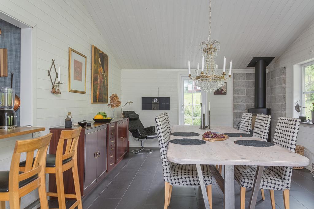 I hörnet av matrummet finns en braskamin som både ger mys och värme.
