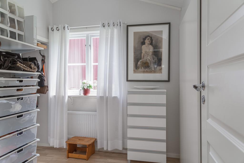 Längst in i huset finns denna walk in closet.