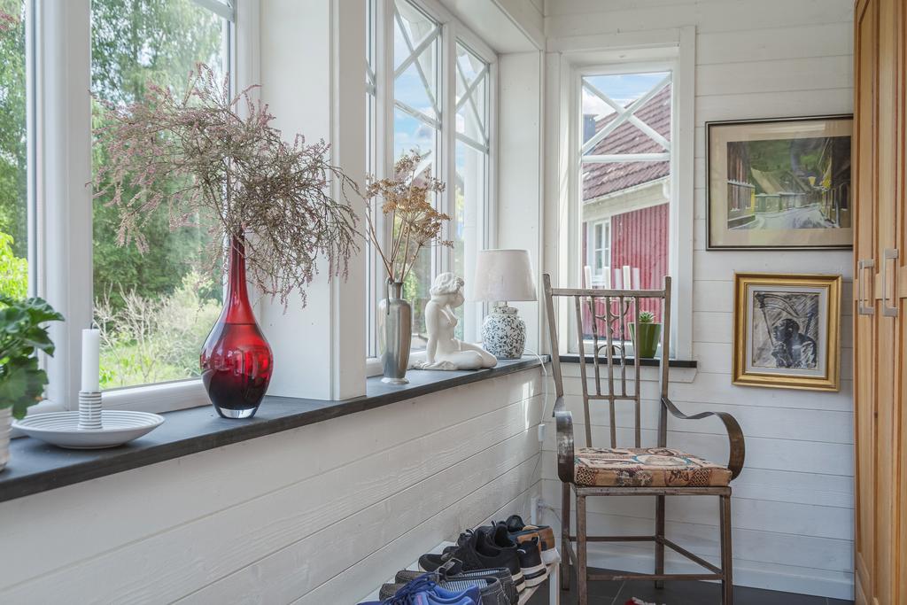 Välkommen in till Kvarnfallsringen 6! Ni kommer in i denna mysiga glasveranda där ni hänger av er ytterkläder.