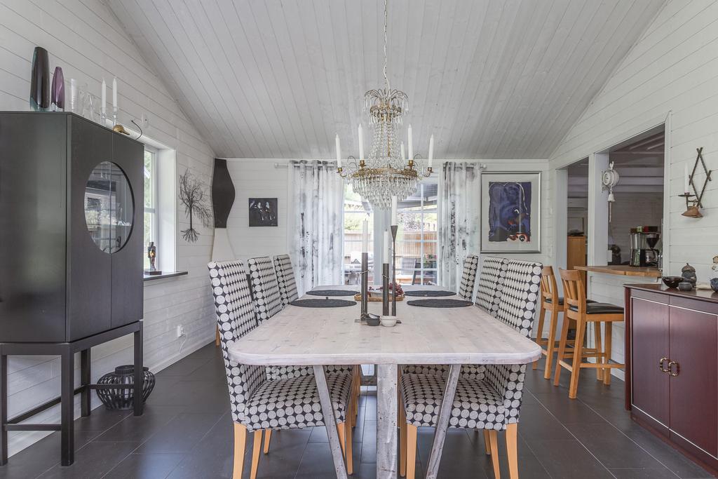 Matrummet byggdes till för några år sedan. Fina ljusa väggar i trä och klinkers på golvet med golvvärme.