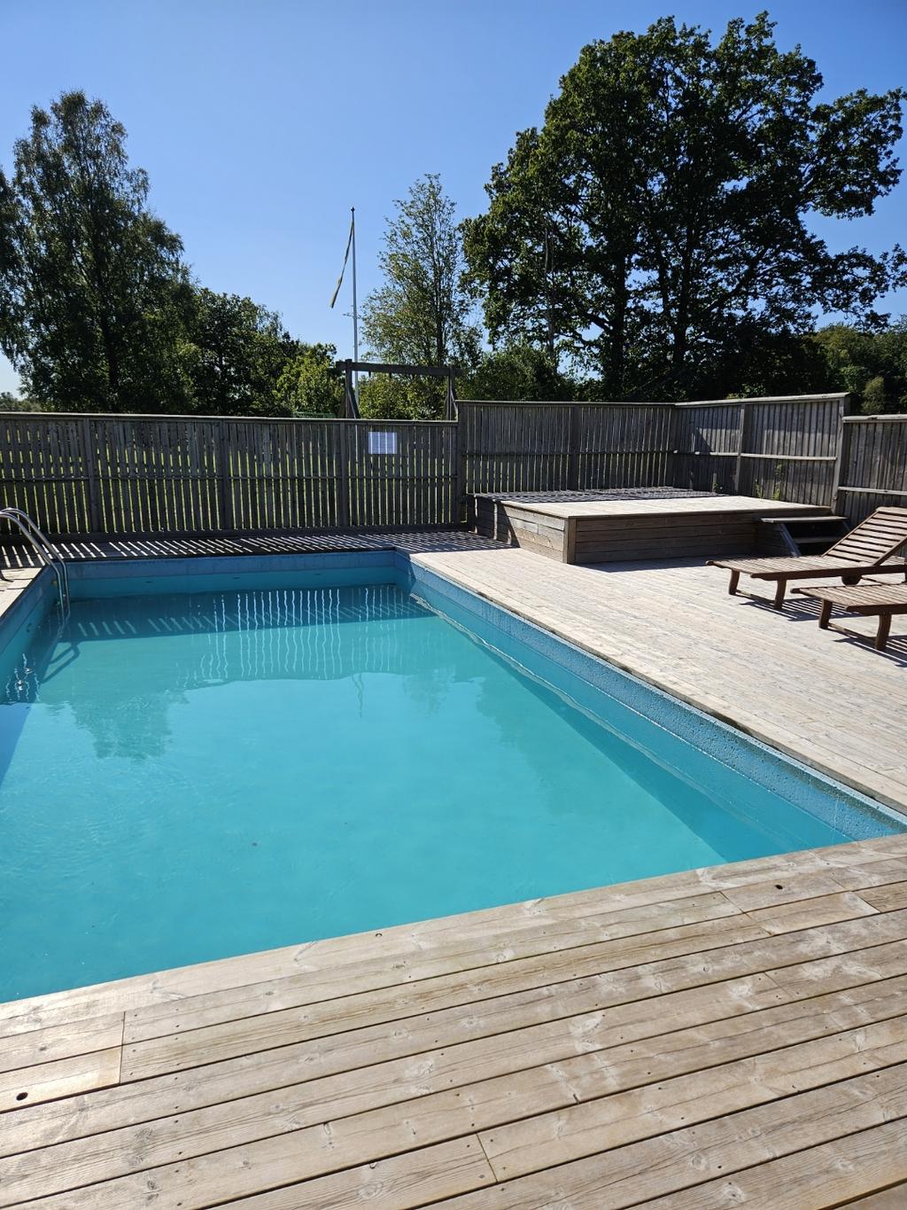 Den uppvärmda poolen med det nya fina altandäcket runt om.