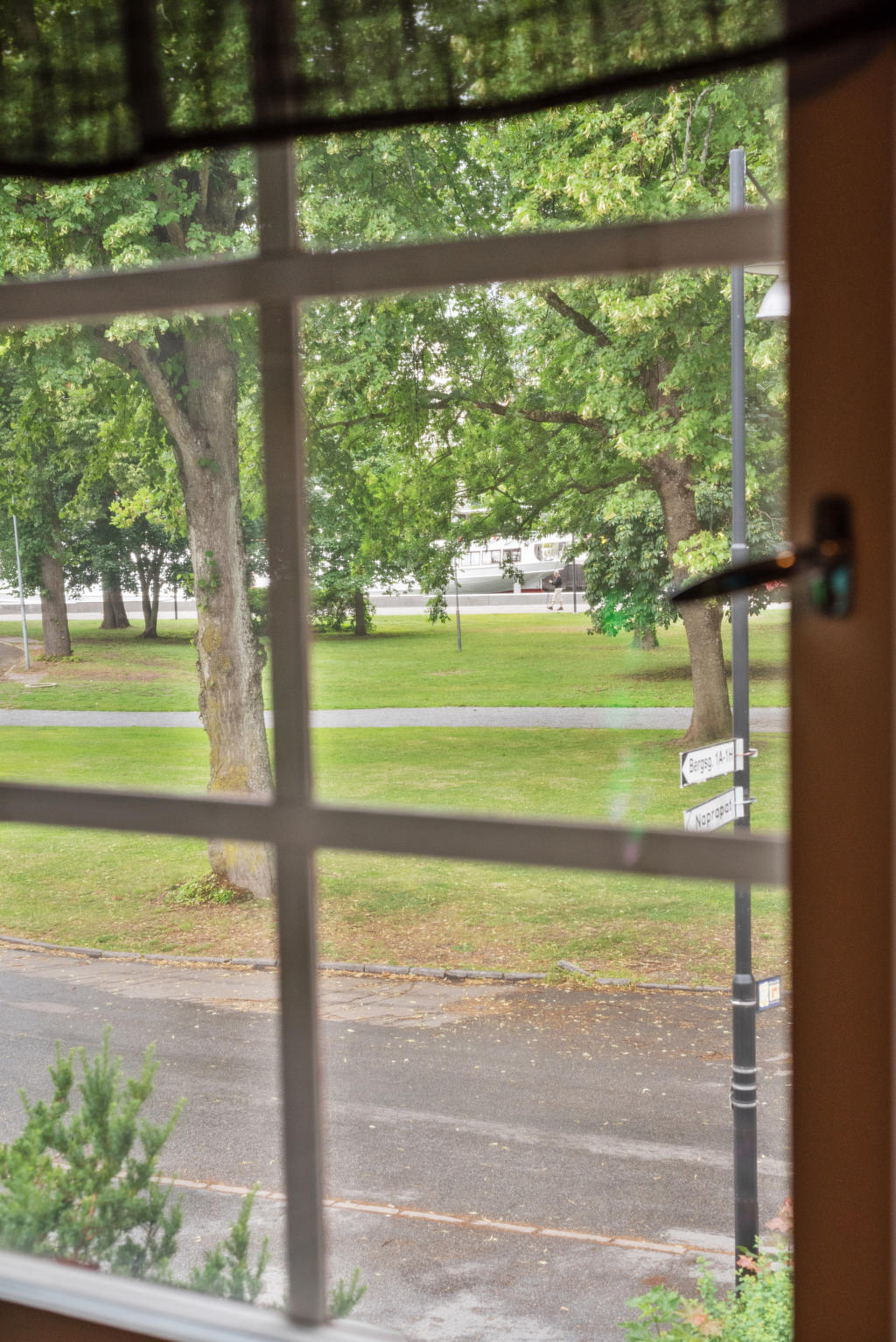 Vy från sovrum mot Societetsparken 