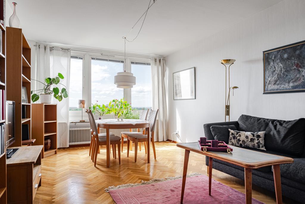 Vardagsrummet bjuder på fint ljusinsläpp