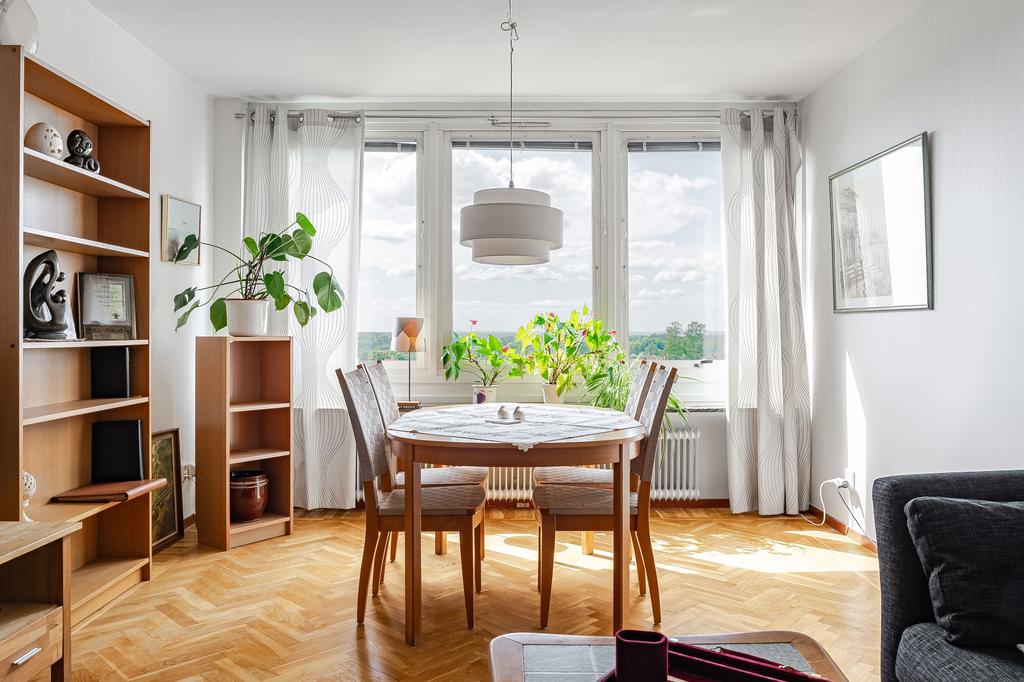 Här ges plats för både matbord och soffgrupp