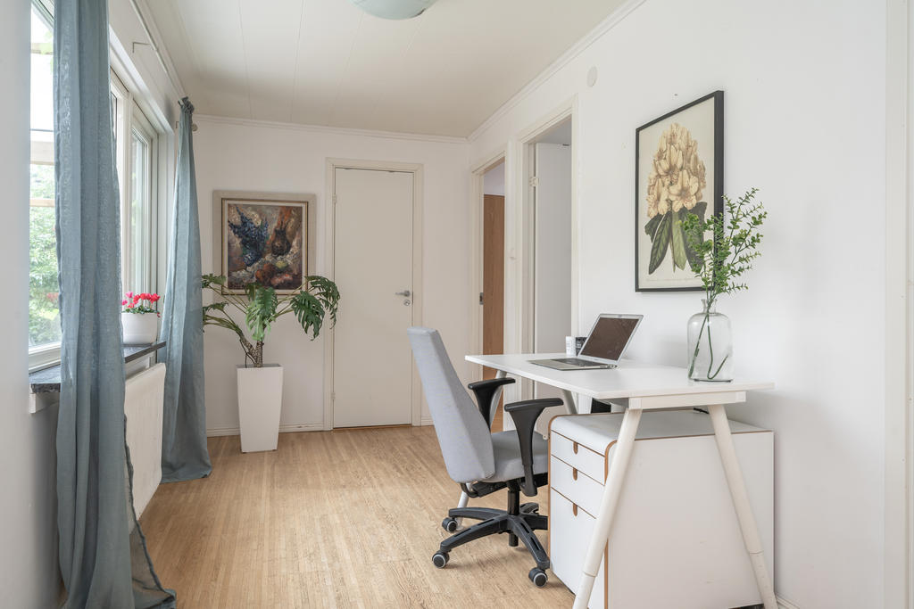 Hemmakontor och passage till sovrum 2, 3 och 4
