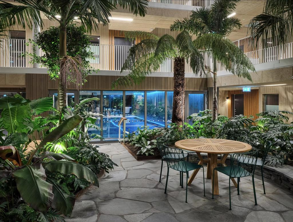 Poolvy ifrån trädgården