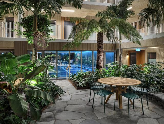 Poolvy ifrån trädgården