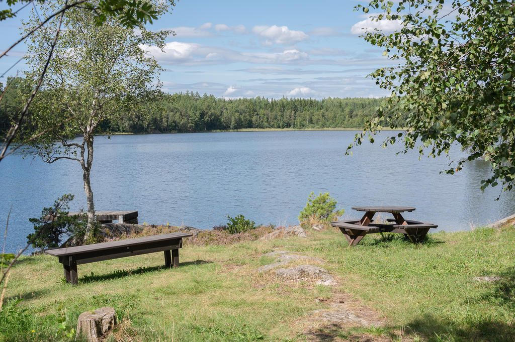 Badplats vid sjö bara några minuters promenad bort