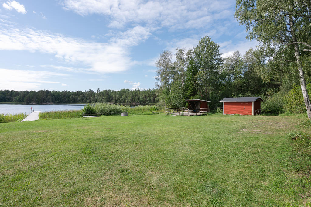 Badplats vid sjö bara några minuters promenad bort. Här finns stor gräsmatta med plats för utelek och aktivitet