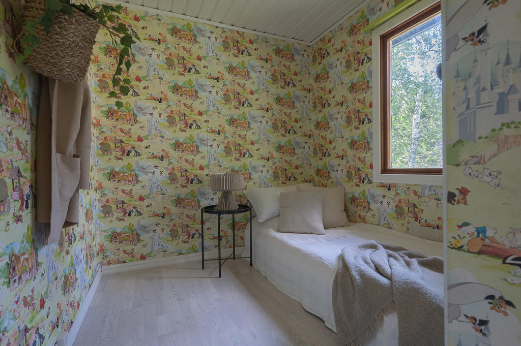 Sovrum med plats för säng och garderob