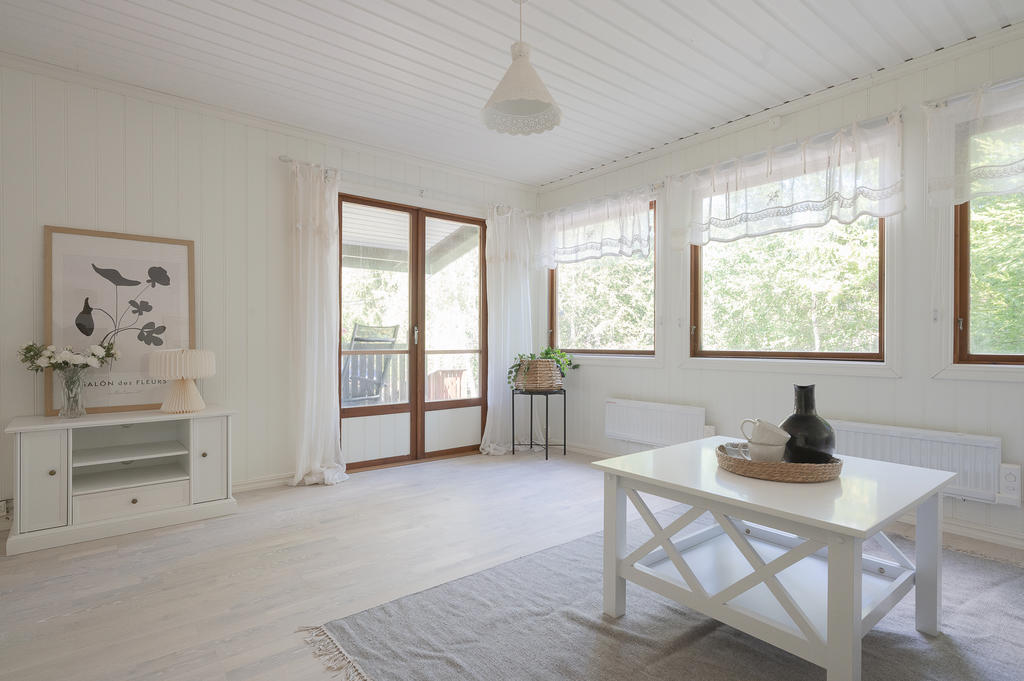 Vit panel på väggarna och ett ljust golv ger ett fräscht intryck