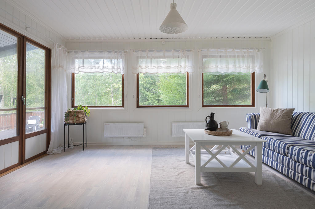 Vardagsrumsdel med härligt ljusinsläpp och utgång till altanen