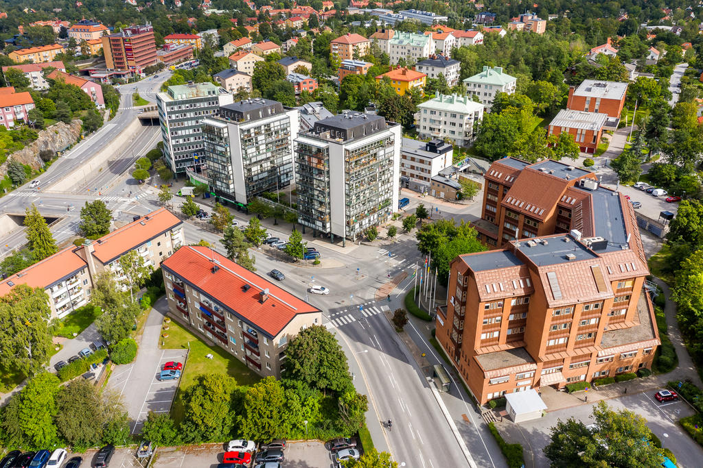 Närhet till Lidingös många bra butiker, vårdcentral, tandläkare, café med bageri, bensinmack  och Lidingö Centrum allt på mycket bekvämt gångavstånd.