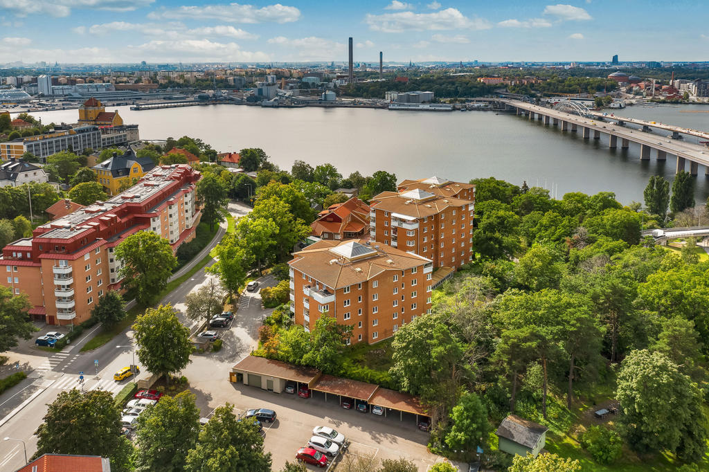 Attraktivt belägen intill Lidingöbron och grönskande natur