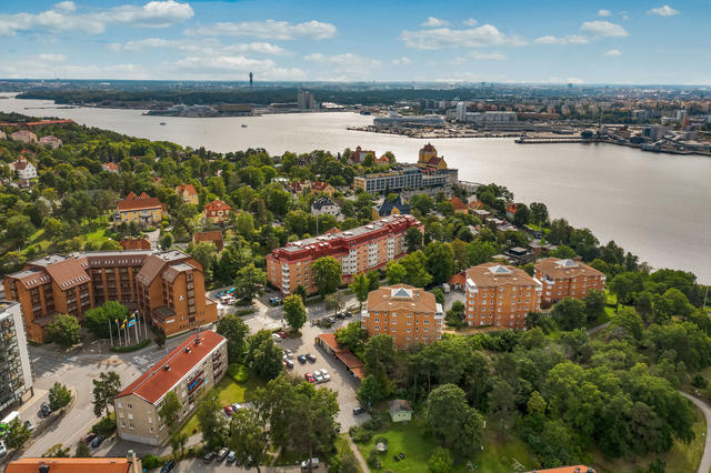Varmt välkommen till Herserudsvägen 6 i eftertraktade Brf Hiertagården 55+ förening på Lidingö