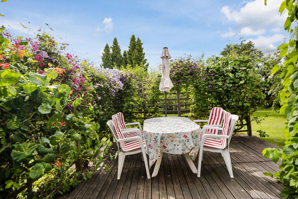 Altanen rymmer två separata matplatser.