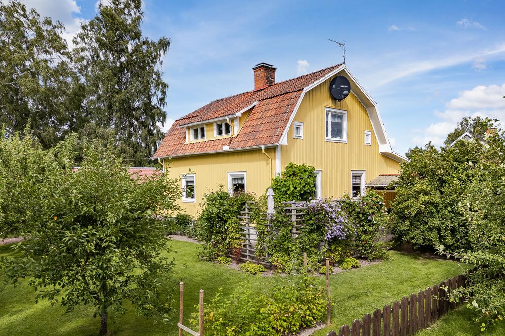 En underbar trädgård med fruktträd och bärbuskar samt bra möjlighet till odling.